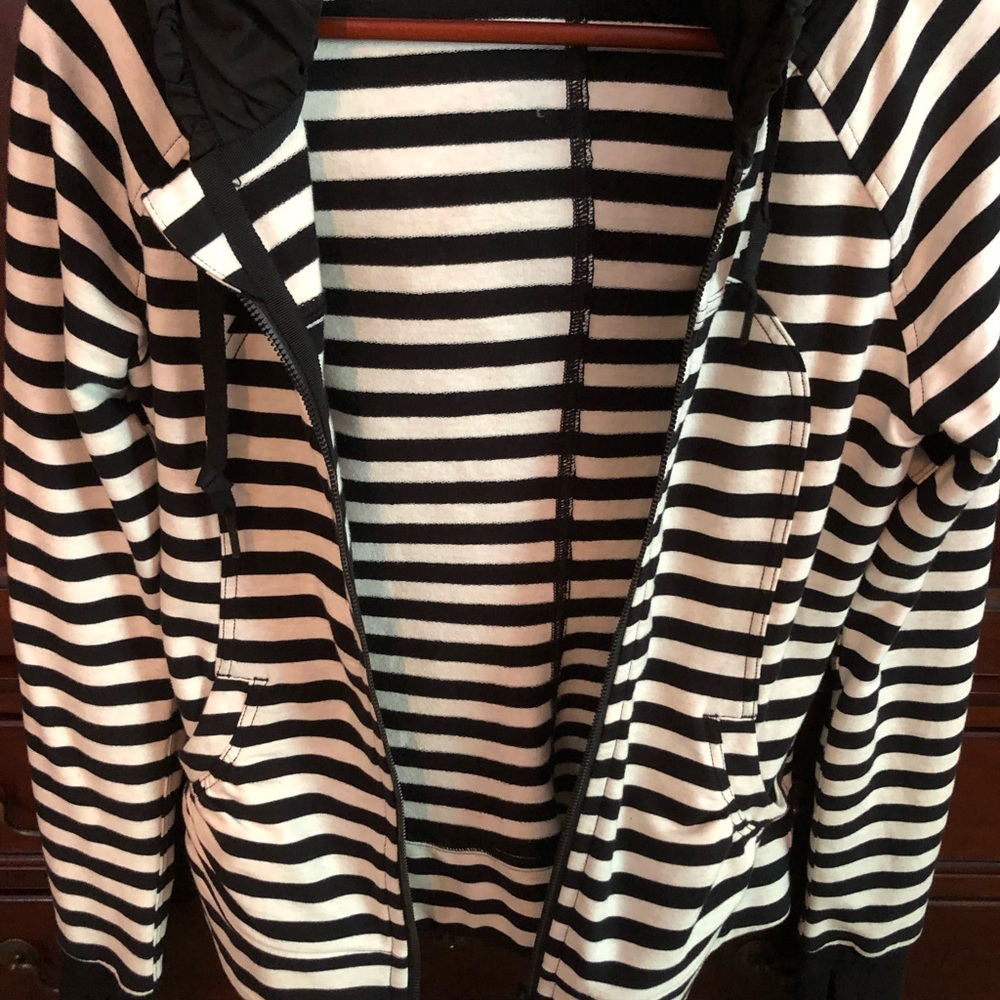 LIKE NEW light scuba lululemon jacket size 6